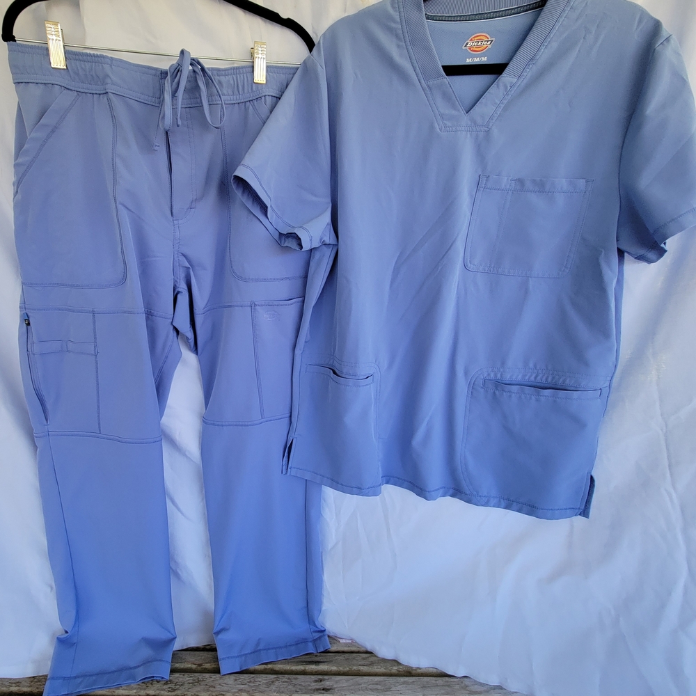 Dickies Women's Light Blue Medium Top and Large Pant Scub Set.